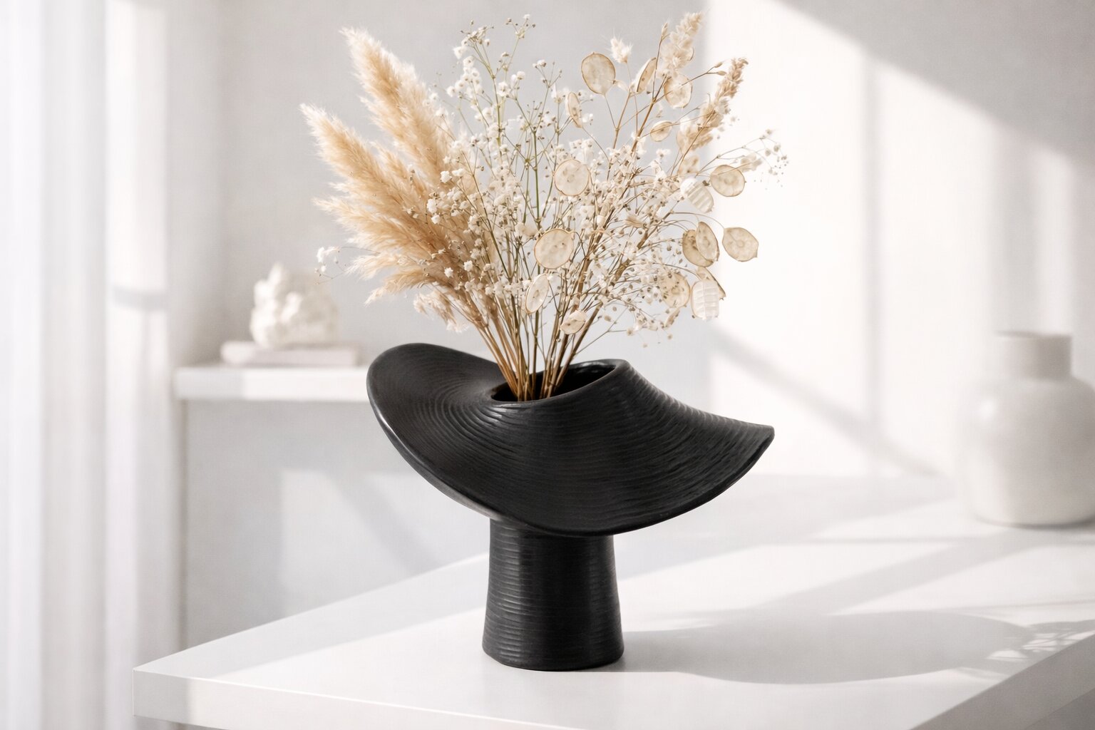 статуэтка в композиции с книгами и декором — крупный план